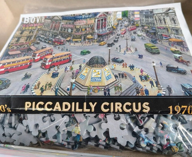 Jigsaw puzzle box featuring Piccadilly Circus illustration with '1970s' text.